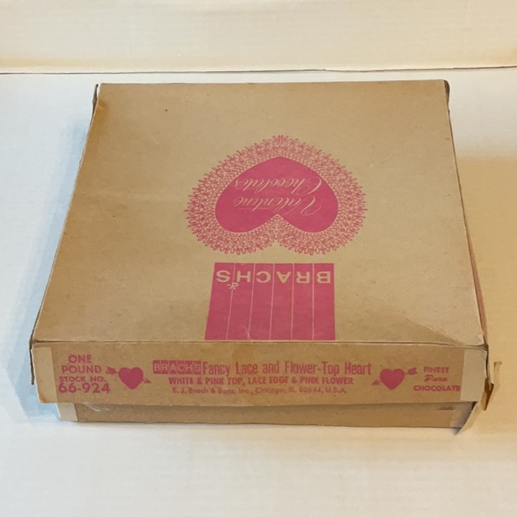 Vintage Pink Ruffled Brach’s Heart Shaped Valentines Chocolate Box - Picture 9 of 10